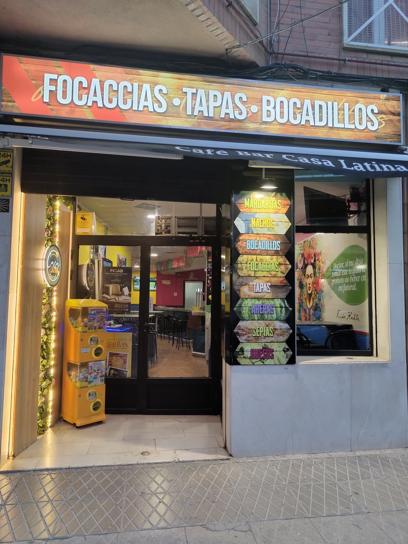 Fachada del Café Bar Casa Latina, en la calle Corredera de Almansa